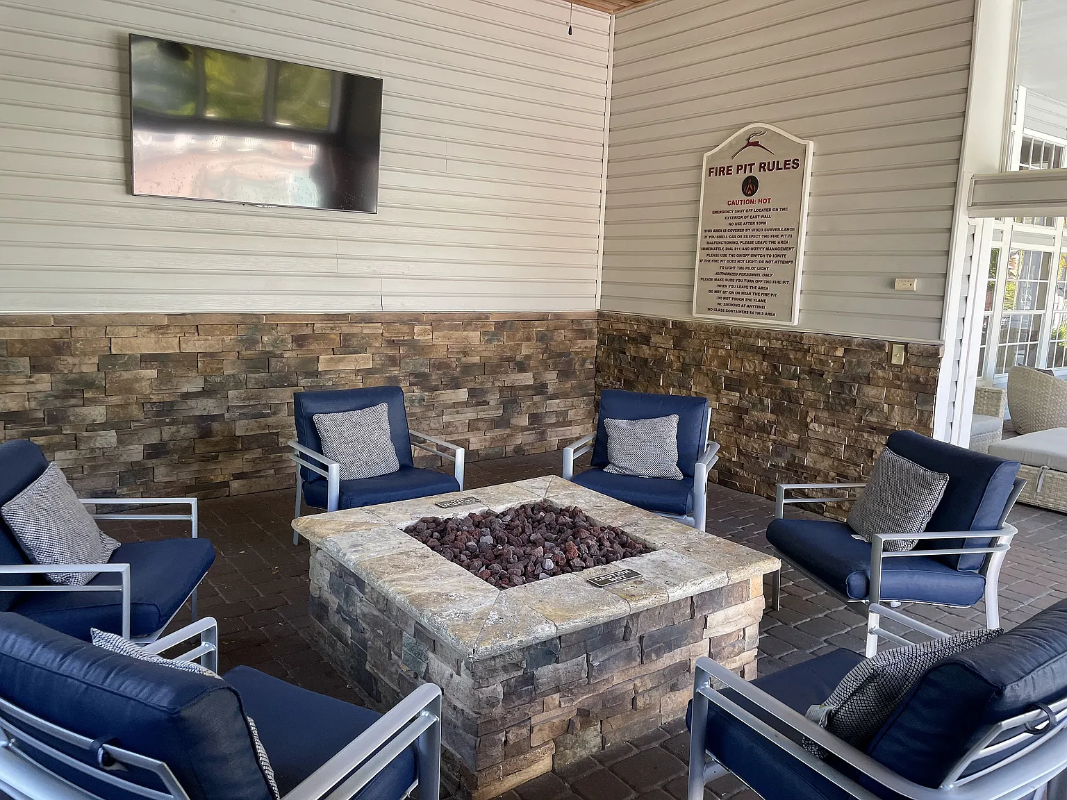 Huntington Lakes Apartments — Photo 2