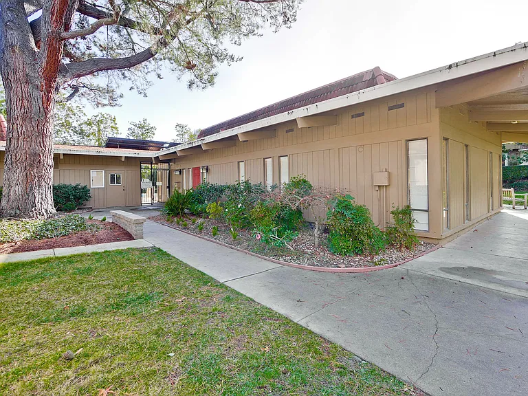 22671 Queens Oak Ct — Photo 40