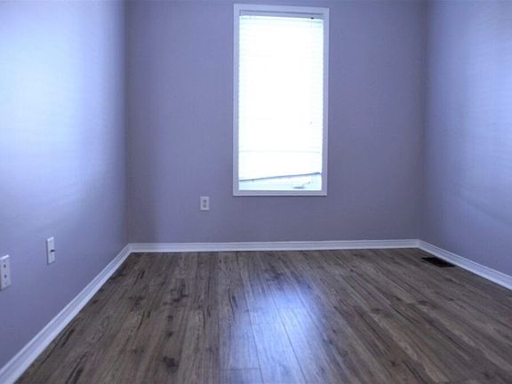 3rd image of 221 Littlewood Dr