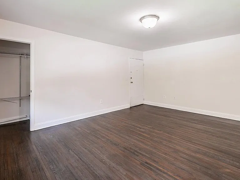 Newtonian Garden Apartments — Photo 6