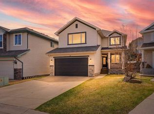 15 N Valley Stream Mnr NW, Calgary, AB T3B 5V9