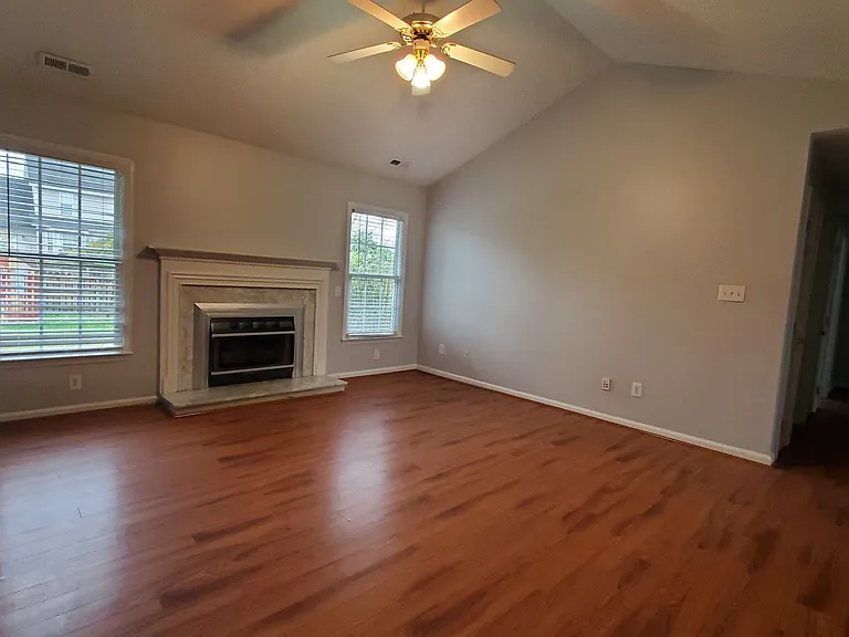 2823 Franzia Dr — Photo 5
