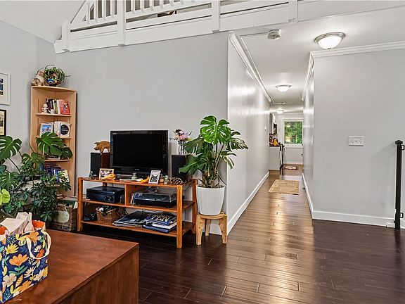 5th image of 32 Hickory St