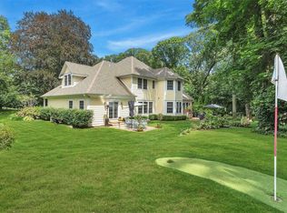 1 Cherrywood Rd, Locust Valley, NY 11560