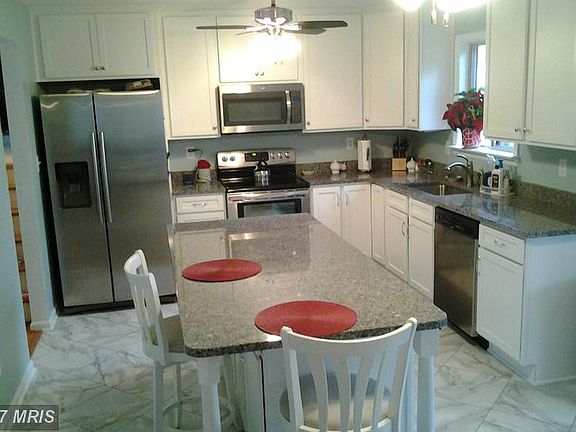 4th image of 910 Warner Dr