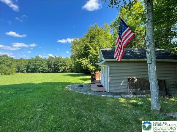 439 Butternut Rd, Newfoundland, PA 18445
