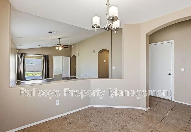 21069 N Jocelyn Ln — Photo 10