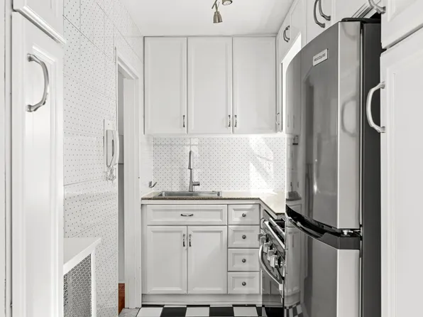 301 East 63rd Street image 9 of 38