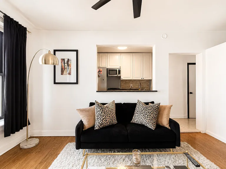 160 Smith St #4R — Photo 3