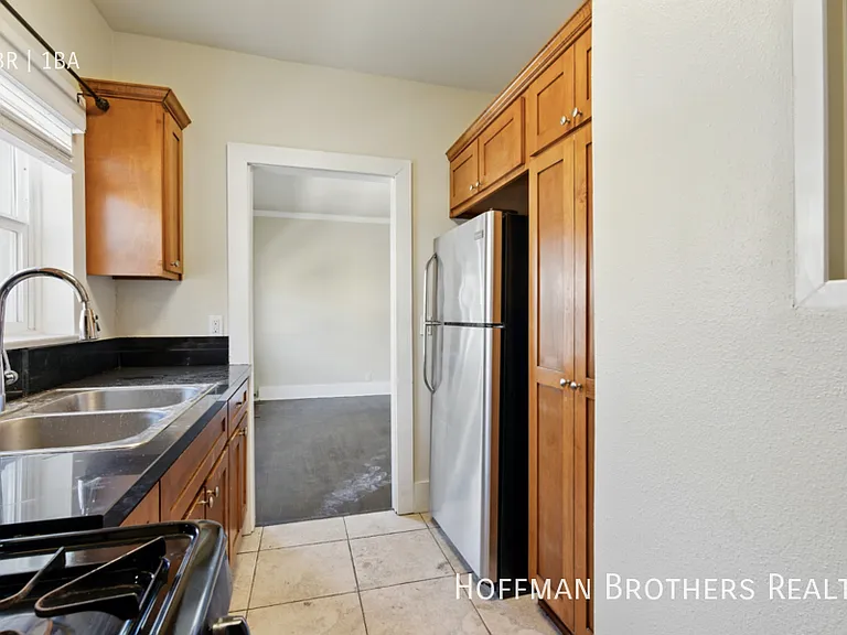 323 W 4th St #203 — Photo 3