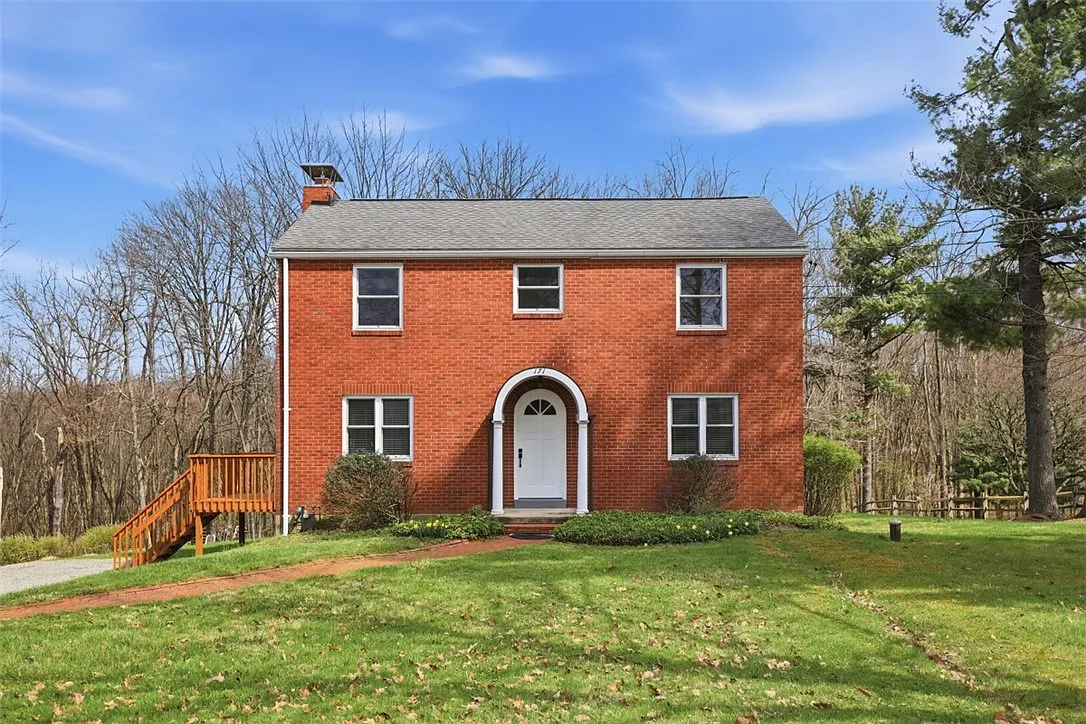 171 Gateway Ave photo 1