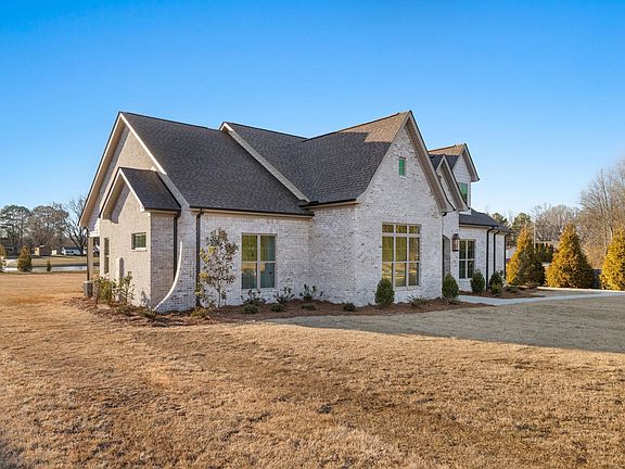 3rd image of 106 Randal Ln