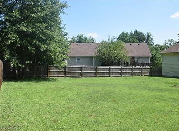5th image of 605 NE Sunny Creek Ln