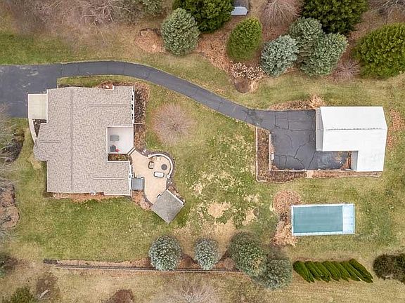 4th image of 2412 Squaw Prairie Rd