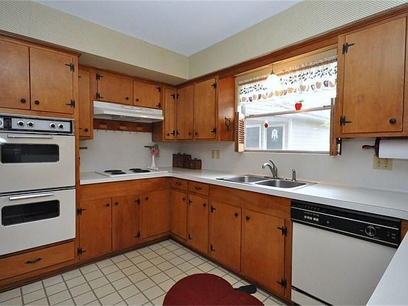 4th image of 13418 Queensbury Ln