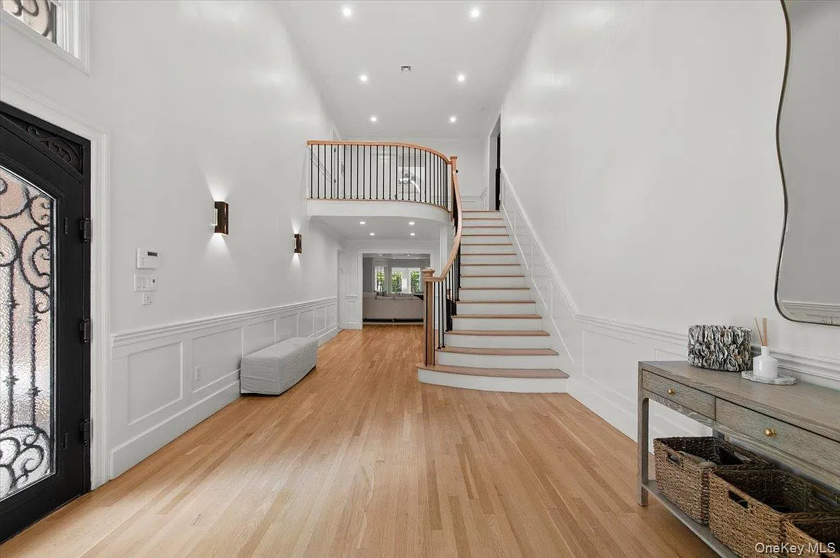 8 bed, 7.0 bath, 5133 sqft, $30,000 — Photo 3