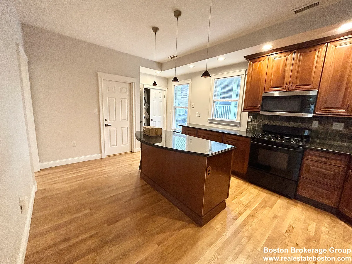 Building Photo - 12 Buttonwood St #3