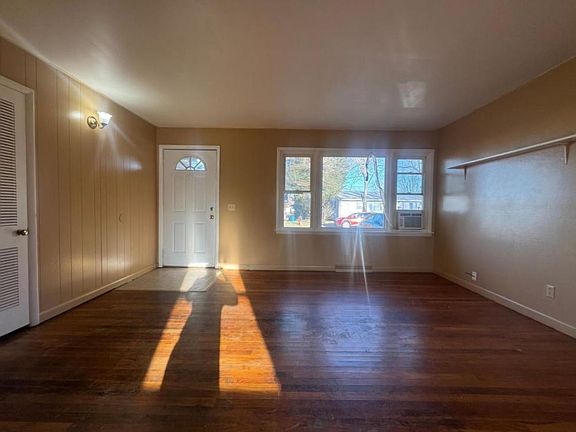 5th image of 316 S Crestview Ln