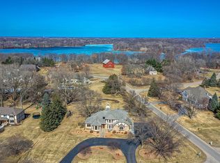 2 Hill Farm Cir, North Oaks, MN 55127