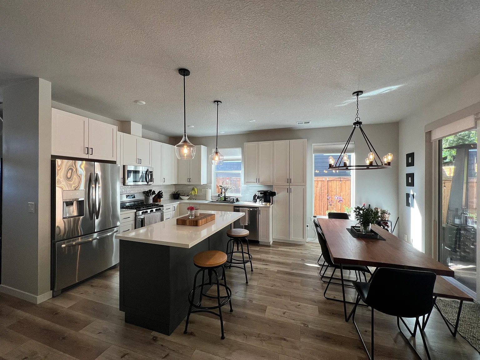 3 bed, 2.5 bath, 1660 sqft, $3,400 — Photo 2