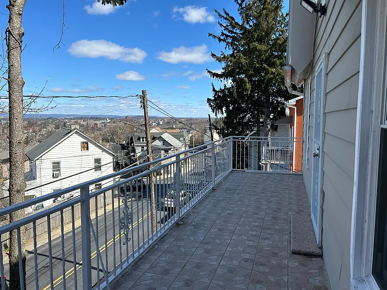 933 Wyandotte St — Photo 24