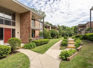 4041 W Maple Rd APT E104, Bloomfield Hills, MI 48301