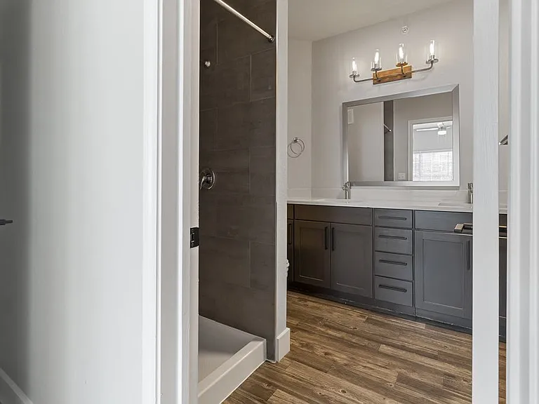 Oakville Apartments — Photo 16