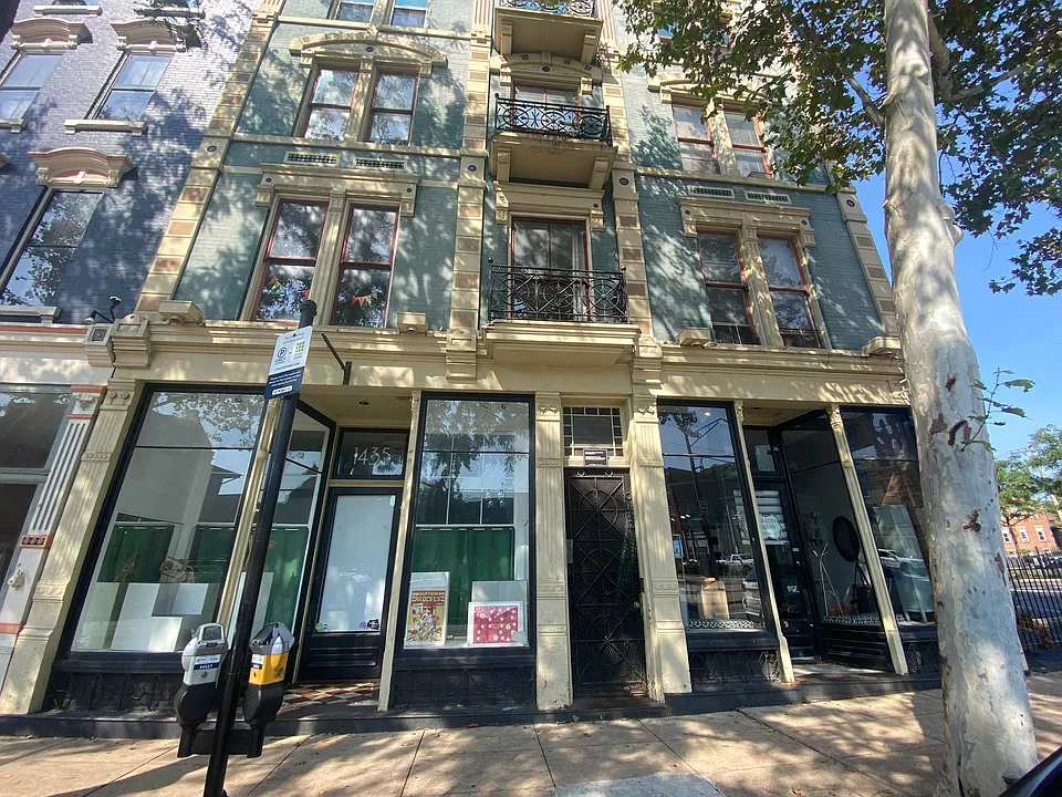 1437 Main St