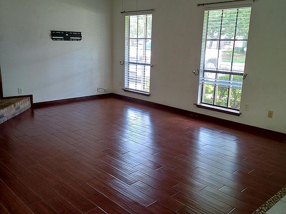 3rd image of 204 Driftwood St