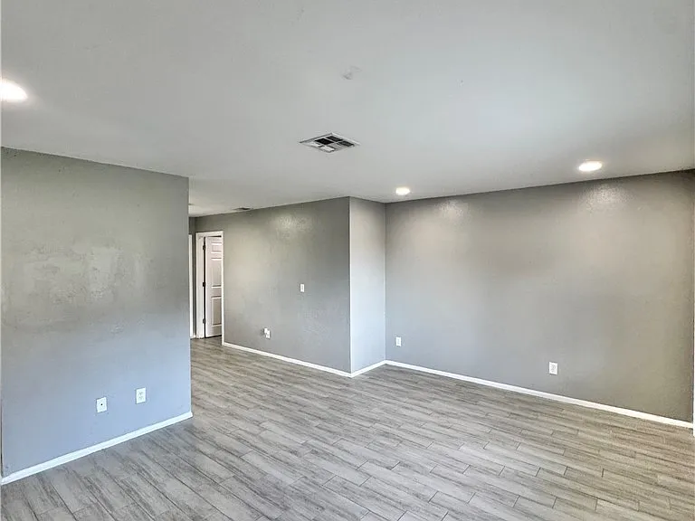 142 Harry Ave S — Photo 5