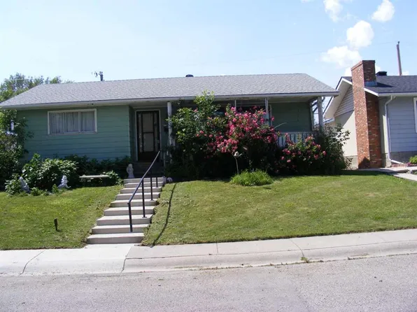 911 E Penmeadows Rd SE, Calgary, AB T2A 3R1