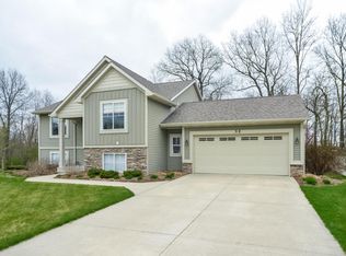 32 Shale Ct NE, Rockford, MI 49341