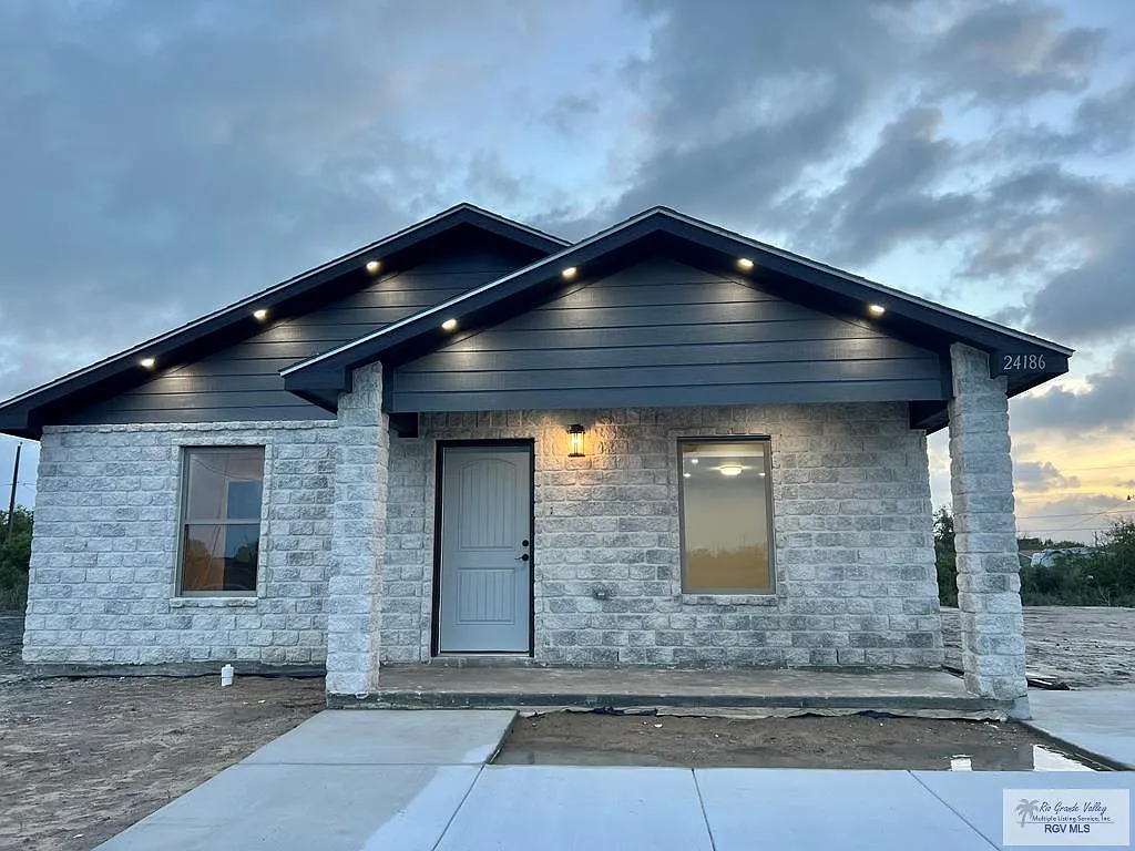 3 bed, 2.0 bath, 1347 sqft, $1,950 — Photo 1