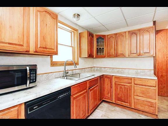 Appliances included: refrigerator, microwave, dishwasher, gas stove, and washer/dryer in basement.