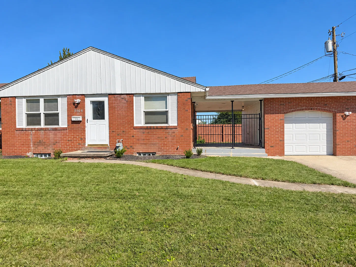 3 bed, 930 sqft, $1,595 — Photo 1