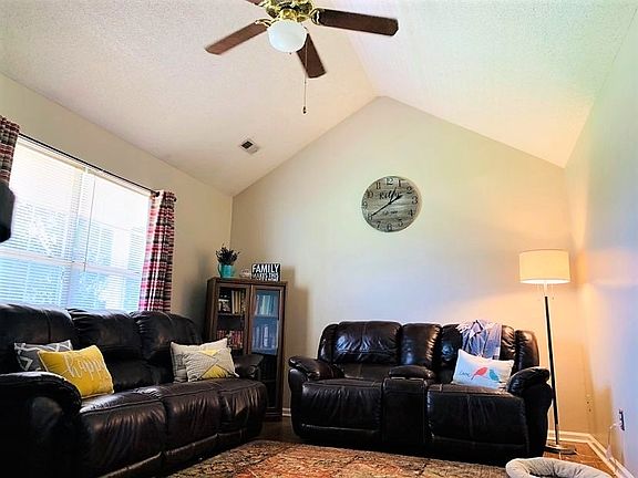 3rd image of 143 Stoneledge Dr