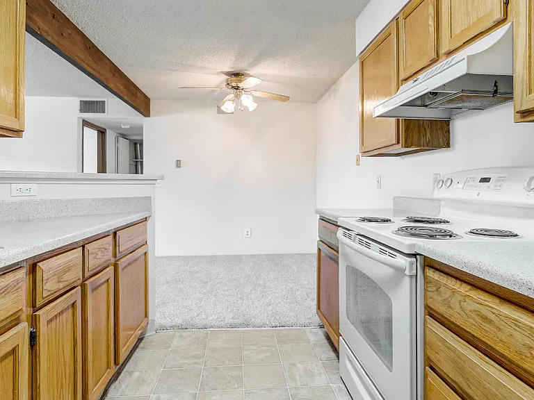 St. Moritz Apartments — Photo 35