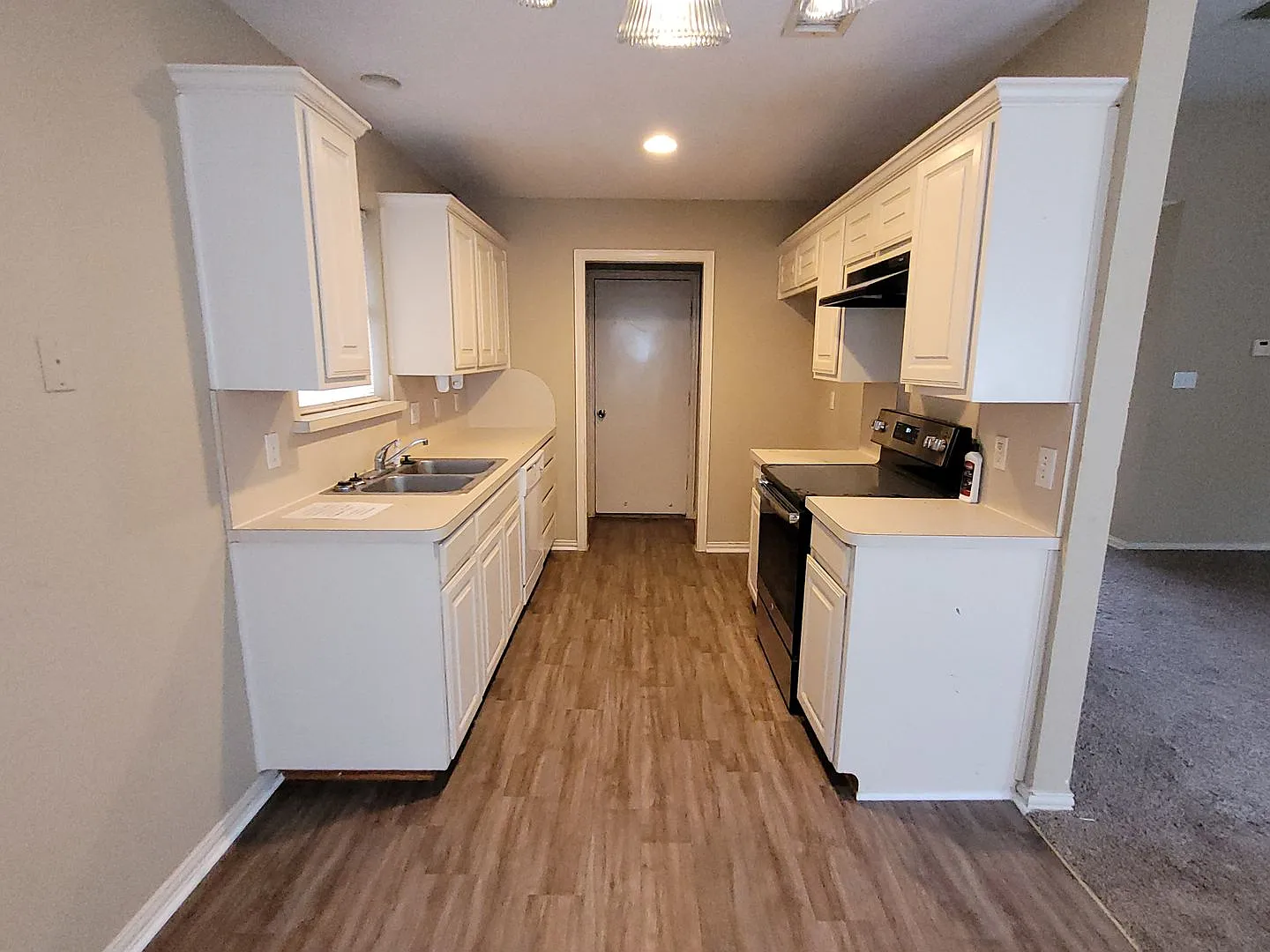 3 Bedroom 2 Bath Home (No Pets) — Photo 3