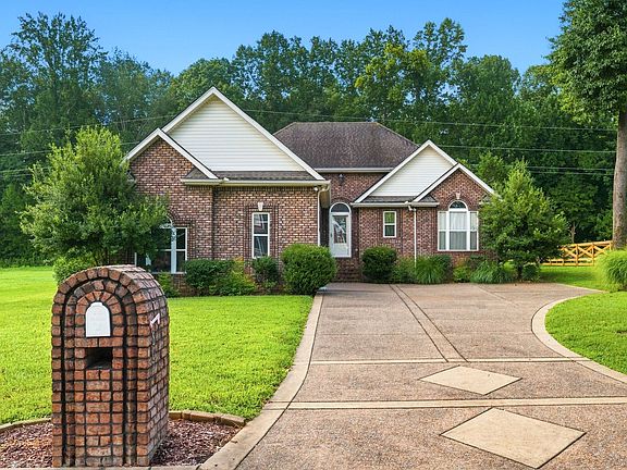 2nd image of 807 Cottonwood Ct