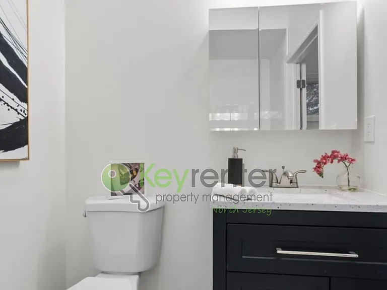 407 Park Ave — Photo 15