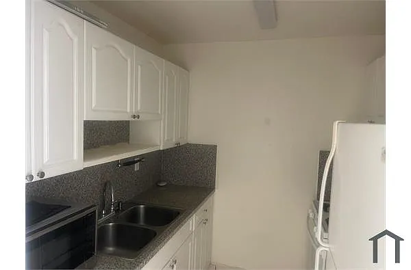 Building Photo - 4655 Palm Ave #207