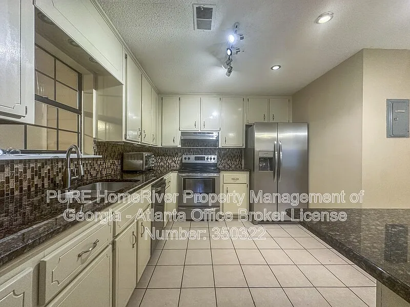 3 bed, 2.5 bath, 1678 sqft, $1,995 — Photo 4
