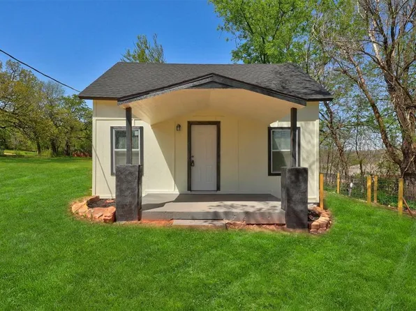 810 E 9th St, Chandler, OK 74834