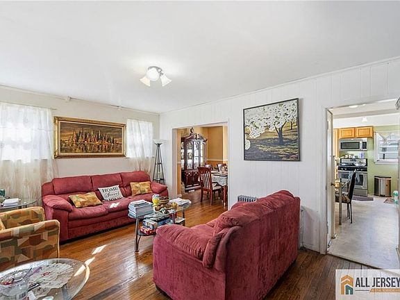 5th image of 566 Chapman St