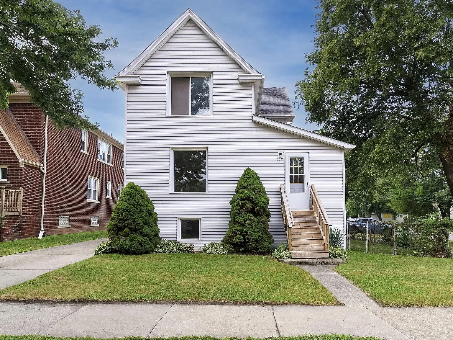 3 bed, 1000 sqft, $1,500 — Photo 1