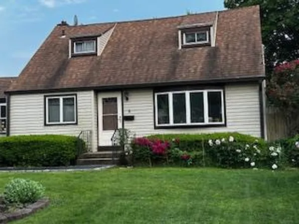 8 Hickory Street, Central Islip, NY 11722