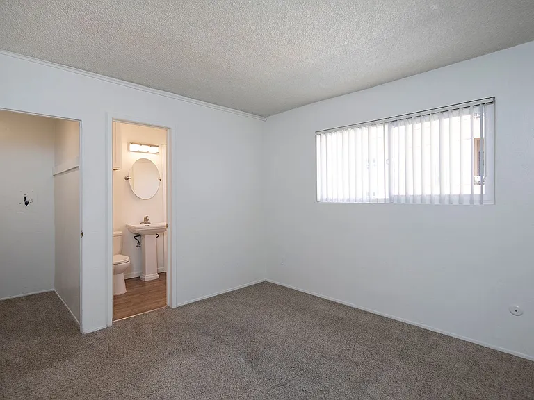 Aztec Pacific Apartments — Photo 41