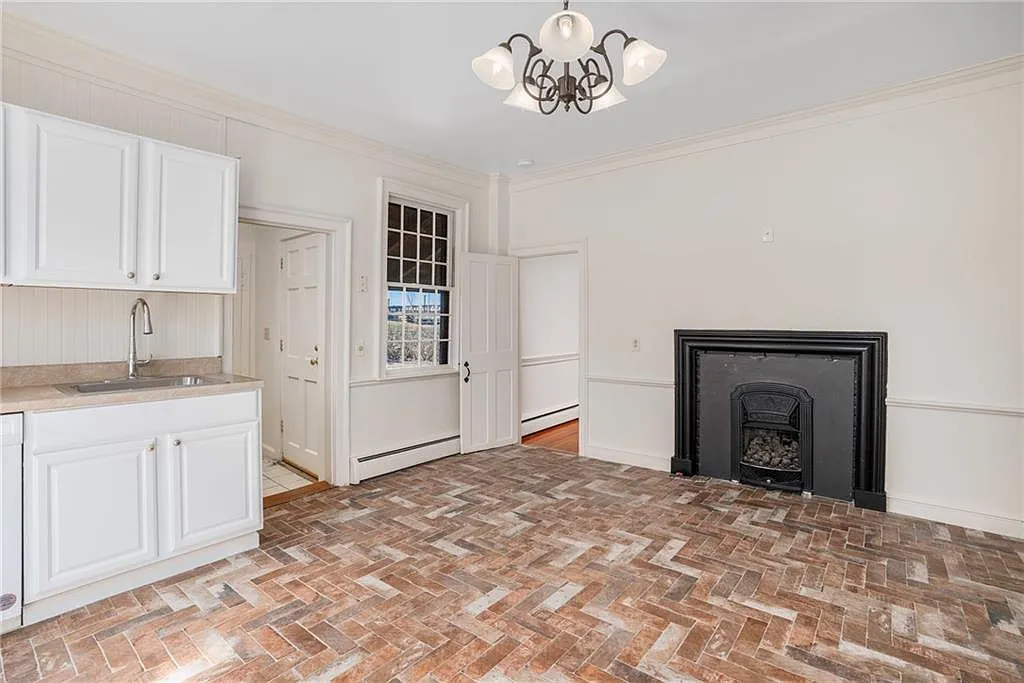 3 bed, 1.5 bath, 1974 sqft, $3,200 — Photo 4