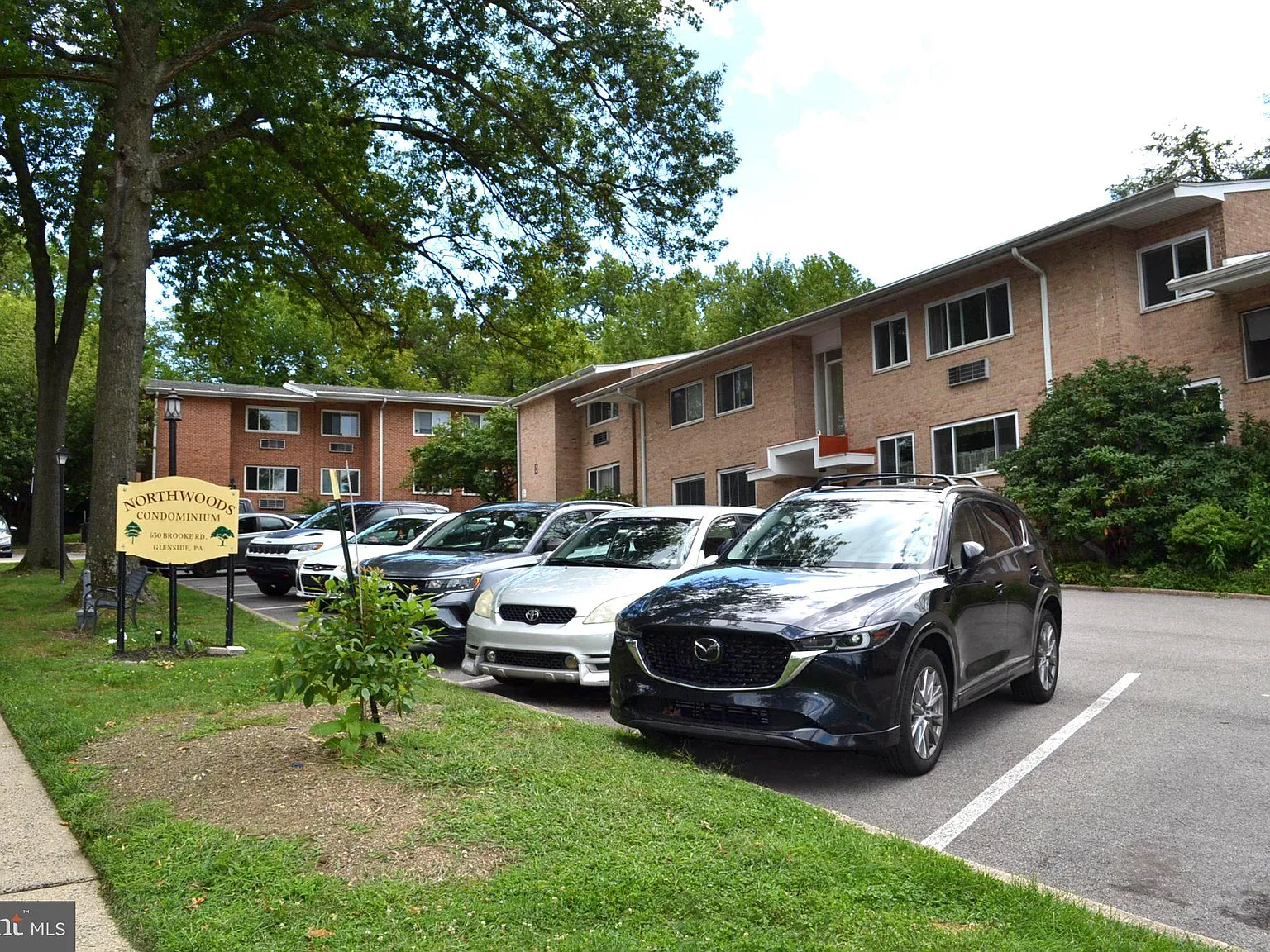 2 bed, 1.0 bath, 823 sqft, $1,750 — Photo 2