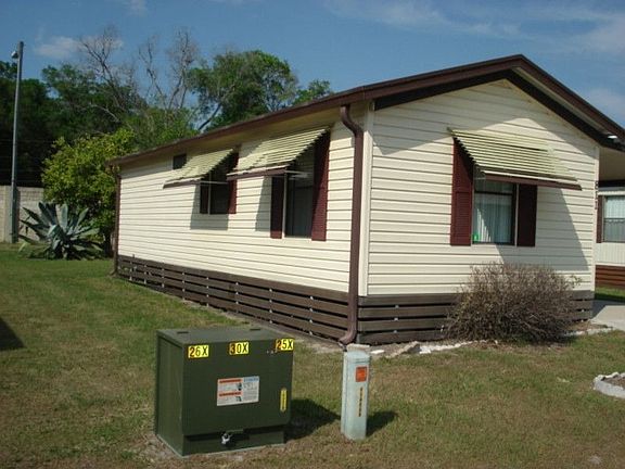 2nd image of 811 Lakeshore Dr